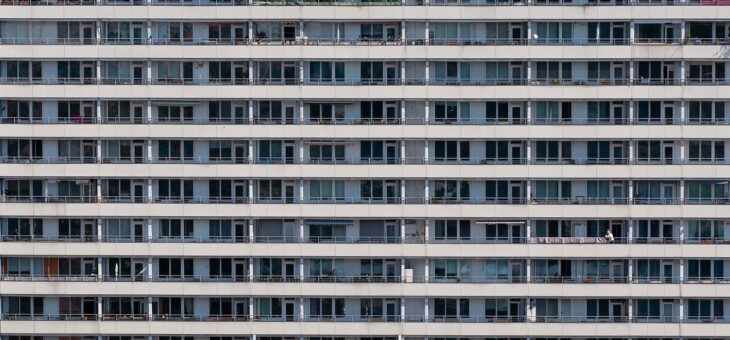 Wstąpienie w stosunek najmu lokalu komunalnego po śmierci najemcy — kto może przejąć mieszkanie?