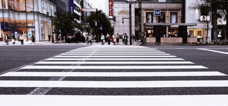 Prawa pieszego na przejściu dla pieszych i obowiązki kierowcy – czy pieszy zawsze ma pierwszeństwo?