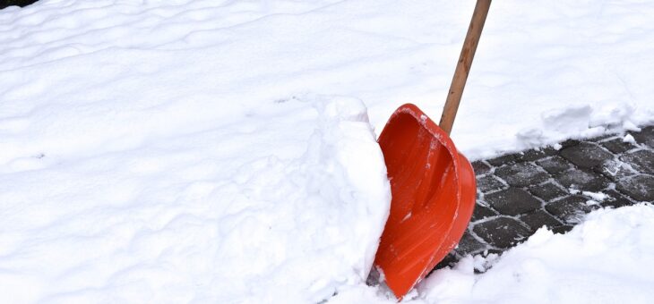 Kto odpowiada za odśnieżanie chodników? Odpowiedzialność właściciela nieruchomości i gminy